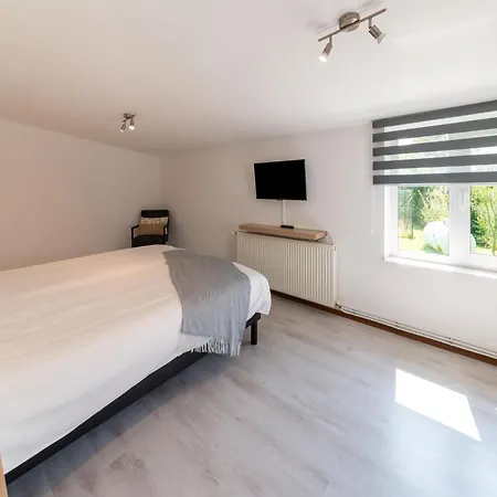 Spacious With Garden 度假居 *